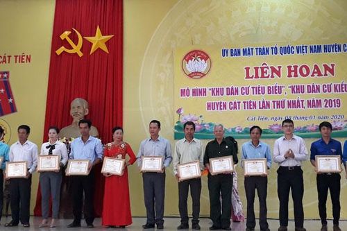 Liên hoan mô hình ''Khu dân cư tiêu biểu'', ''Khu dân cư kiểu mẫu'' huyện Cát Tiên lần thứ nhất