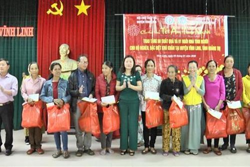 Vĩnh Linh: Trao 50 suất quà tết hỗ trợ hộ nghèo, nạn nhân chất độc da cam