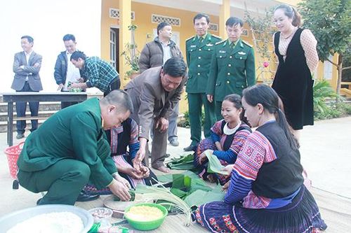 Chương trình 'Bánh chưng xanh' ấm áp tình quân dân