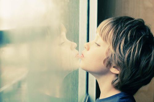 8 dấu hiệu tự kỷ ở trẻ cha mẹ cần biết