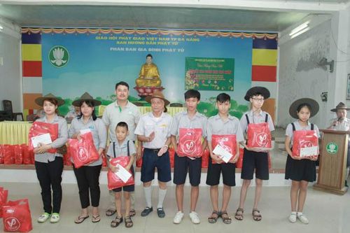 Đà Nẵng : Tặng quà Tết đến đoàn sinh Gia đình Phật tử