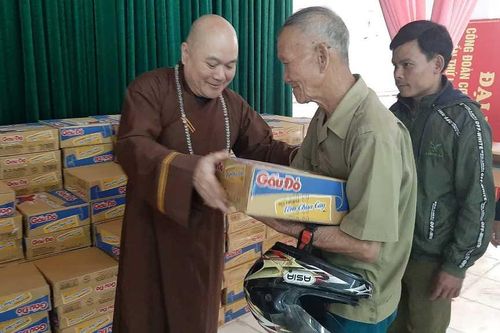 Ban TTXH Phật giáo TP.HCM mang Tết về bản làng