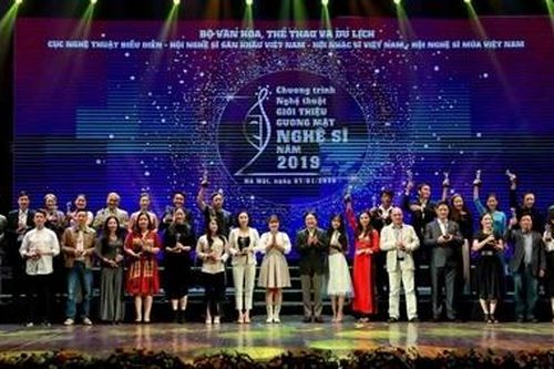 Hàng trăm nghệ sĩ dự đêm vinh danh gương mặt nổi bật năm 2019