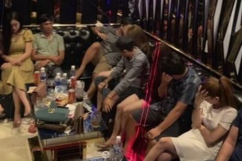 21 nam nữ thanh niên chơi ma túy trong quán karaoke