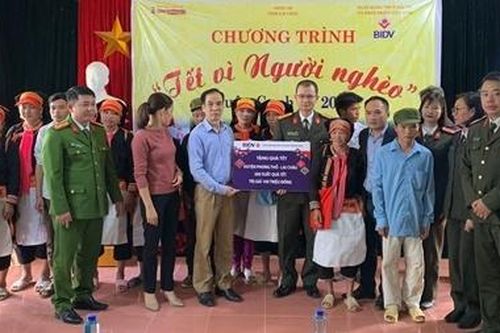 Góp hương xuân với đồng bào nghèo vùng biên Tây Bắc