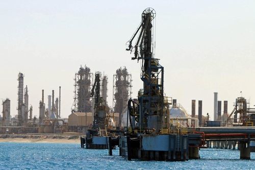 Giá dầu thế giới tăng vọt sau khi Iran tấn công hai căn cứ của Mỹ ở Iraq