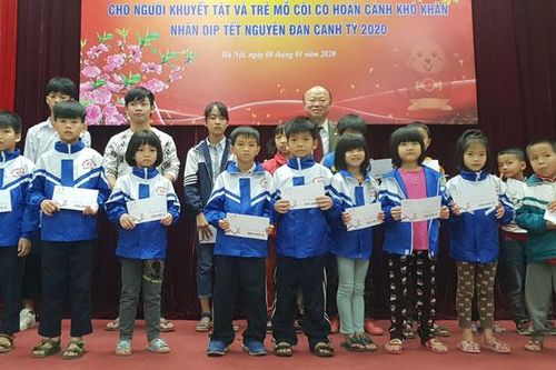 Trao 130 suất quà Tết cho người khuyết tật, trẻ mồ côi