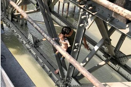 Kịp thời ngăn chặn thanh niên ôm con nhỏ nhảy cầu Long Biên