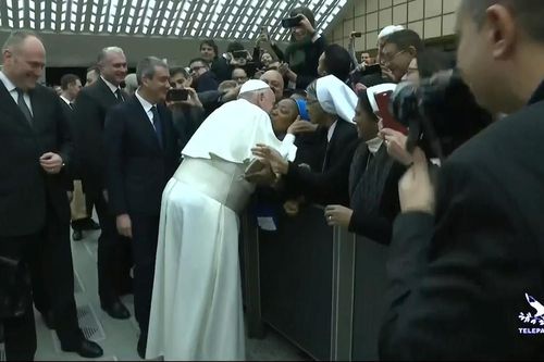 Giáo hoàng Francis hôn nữ tu 'hứa không cắn'