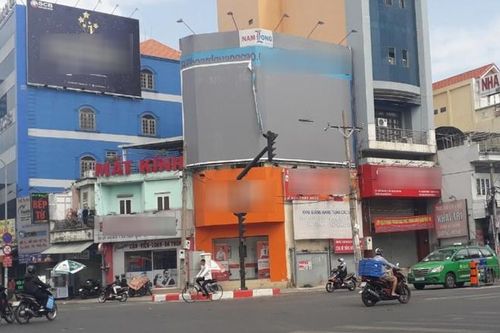 Biển quảng cáo trang web cá cược tại TP.HCM bị gỡ ngay trong ngày