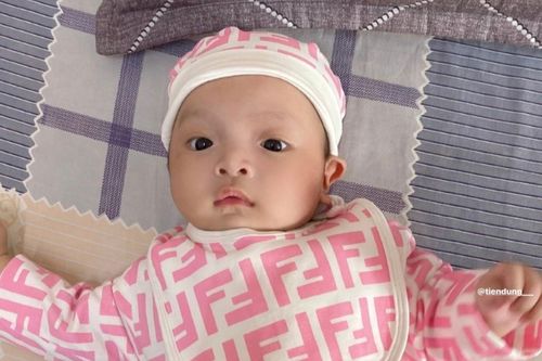 Khánh Linh cho con diện cây đồ hiệu lên đội thăm Bùi Tiến Dũng