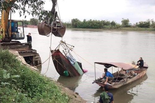 Tìm thấy thi thể người vợ trong vụ lật thuyền trên sông Trà Lý