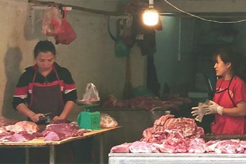 Hà Nội: Giá thịt lợn giảm trong ngày Rằm tháng Chạp, đào cành đắt giá