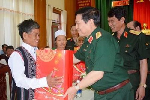 Đoàn công tác Bộ Quốc phòng thăm, làm việc và tặng quà gia đình chính sách tại Bình Phước và Binh đoàn 16