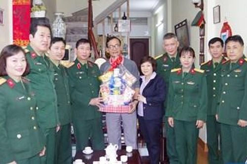 Tổng cục Kỹ thuật thăm, tặng quà phụ nữ có hoàn cảnh khó khăn