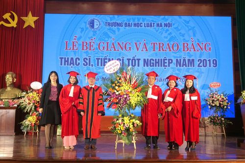 Đại học Luật Hà Nội bế giảng Lớp cao học luật khóa 25 và Lớp nghiên cứu sinh khóa 21