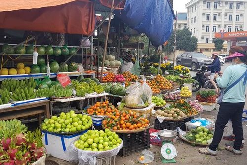Hoa, quả, gà… tăng giá ngày rằm tháng Chạp