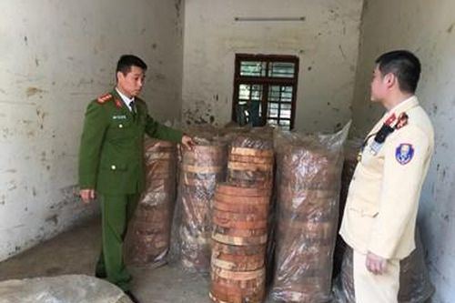 Phát hiện xuồng máy chở 1.000 thớt gỗ nghiến trên sông Đà