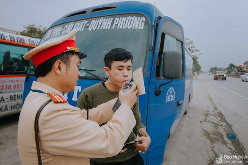 'Mỗi lượt kiểm tra nồng độ cồn là một ống thổi mới'