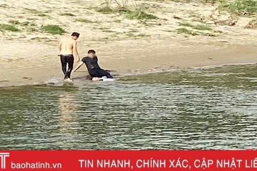 Nam thanh niên dừng xe giữa cầu, nhảy xuống sông tự tử