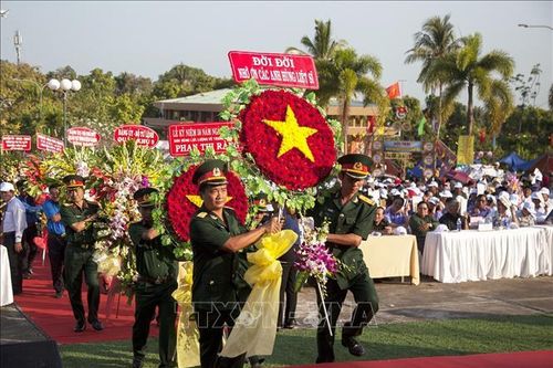 Dâng hương tưởng niệm Anh hùng Lực lượng Vũ trang nhân dân Phan Thị Ràng