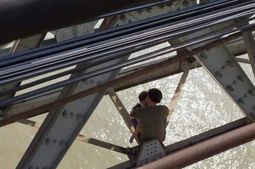 Nguyên nhân nam thanh niên bế con 7 tháng tuổi lên cầu định tự tử