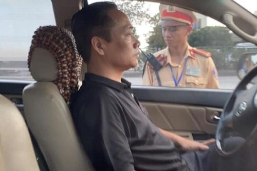 Bị kiểm tra nồng độ cồn, tài xế cố thủ trên xe và liên tục uống nước trong hơn 3 giờ