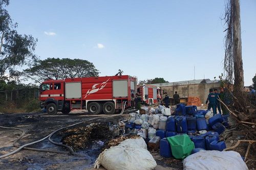 Bãi chứa phế liệu ở Bình Dương bốc cháy dữ dội