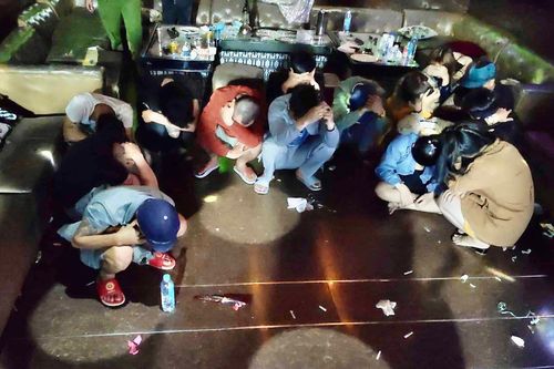 20 nam, nữ 'bay lắc' trong quán karaoke