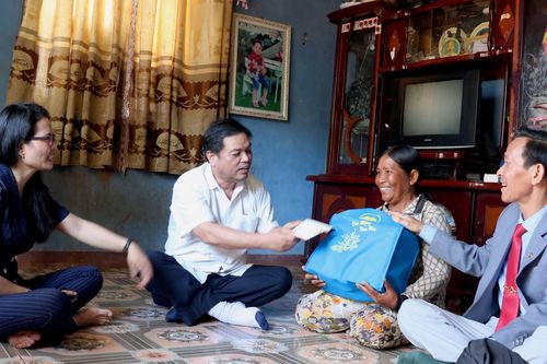 Phó Chủ tịch UBND tỉnh Kpă Thuyên: Thăm, tặng quà Tết cho gia đình chính sách