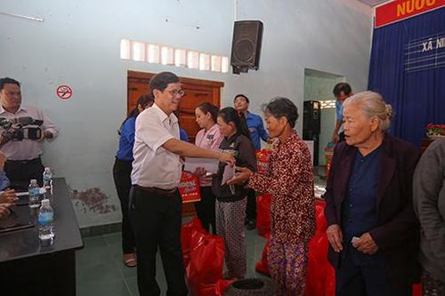 Trao 50 suất quà cho các gia đình chính sách xã Ninh Quang