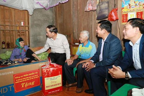 Đồng chí Bí thư Tỉnh ủy dự Chương trình 'Tuần cao điểm Tết vì người nghèo' tại Võ Nhai