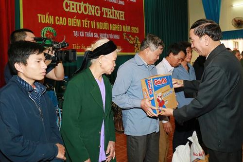 Tặng quà, thăm hỏi hộ nghèo, gia đình chính sách