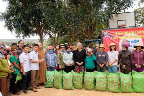 Tặng quà Tết tại Bình Phước, Đắk Lắk, Phú Thọ