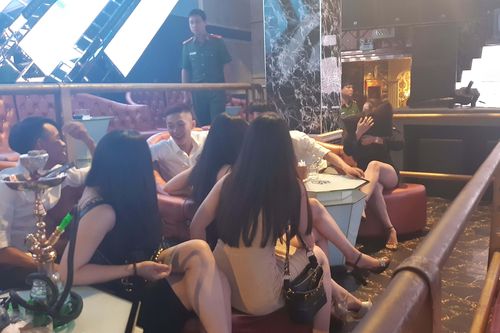 Nhiều nam nữ phê ma túy trong quán bar V8 club lúc nửa đêm