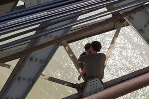Giải cứu thành công thanh niên ôm con định nhảy cầu Long Biên
