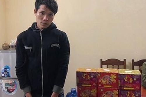 Khám xét nhà đối tượng mua bán ma túy, phát hiện pháo nổ