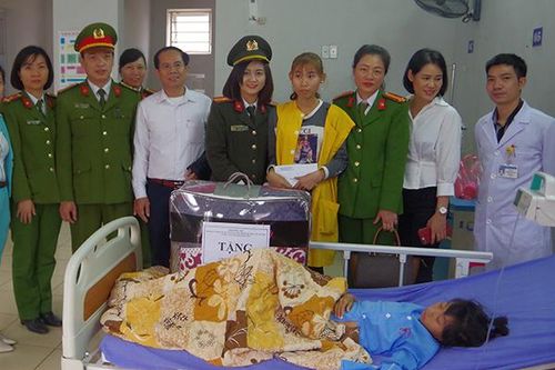 Tặng quà cho bệnh nhi có hoàn cảnh khó khăn