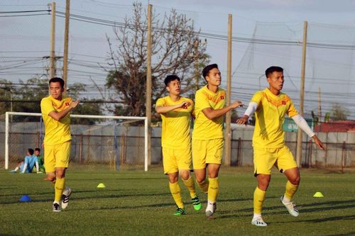 U23 Việt Nam đóng cửa tập buổi cuối, Đình Trọng quấn băng quanh đầu gối