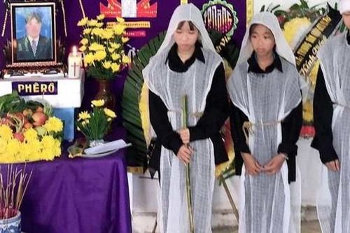 Vụ 2 vợ chồng tử vong trên sông: Nhói lòng hình ảnh 3 người con bên bàn thờ