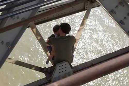 Hà Nội: Buồn chán chuyện gia đình, cha ôm con 7 tháng tuổi định tự tử ở cầu Long Biên