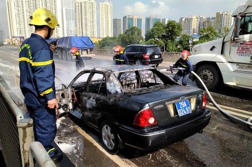 Ô tô biển xanh đang chạy bỗng bốc cháy dữ dội
