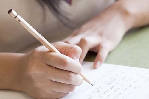 Mẹ viết đơn xin miễn học thêm buổi chiều cho con