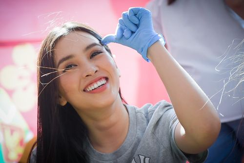 Hoa hậu Tiểu Vy trang điểm nhạt vẫn nổi bật