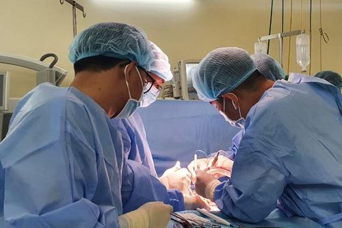 Nữ sinh 15 tuổi nguy kịch do ngã từ cầu vượt xuống đất
