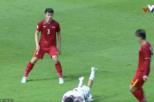 U23 Việt Nam: Tấn Sinh có xứng đáng nhận thẻ đỏ sau pha phạm lỗi với Ali Saleh?