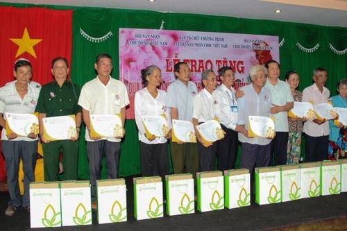 Trao quà Tết cho nạn nhân chất độc da cam