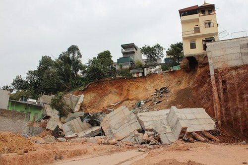 Di dời gấp 16 hộ dân khỏi khu bờ kè bị sạt lở