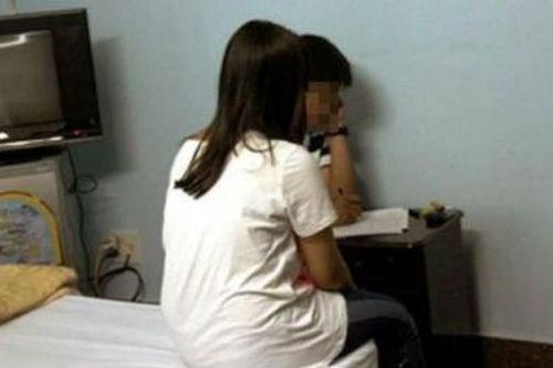 Nữ sinh nói dối tuổi để yêu thợ sửa xe