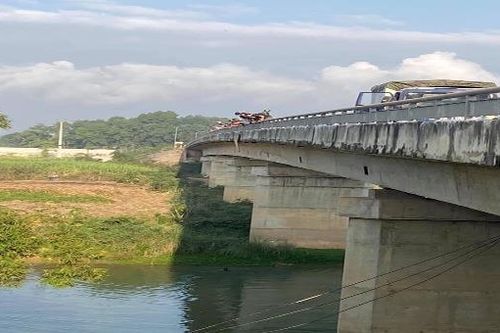Nữ sinh lớp 10 bất ngờ gieo mình xuống dòng sông Dinh
